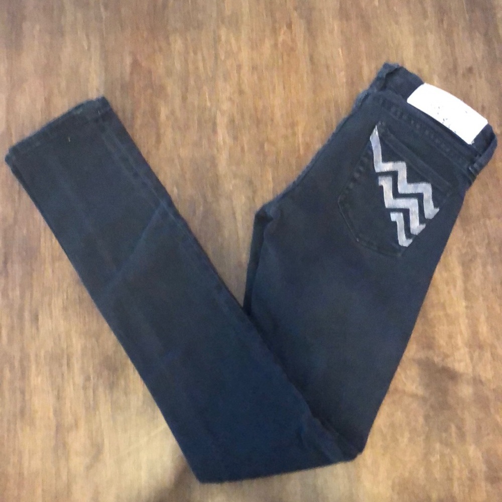 EUC BLANK NYC SKINNY JEANS 24 EMBROIDERED POCKETS